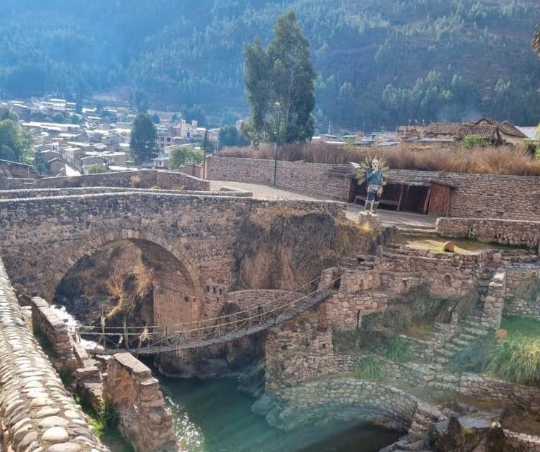 Puente colonial de piedra junto al puente inca colgante en Checacupe, Cusco