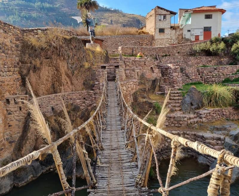 Puente inca colgante de fibra vegetal sobre el río en Checacupe, Cusco