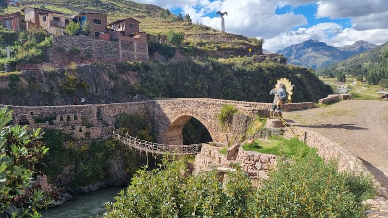 Puente colonial de arco de piedra sobre el río Pitumarca en Checacupe, Cusco