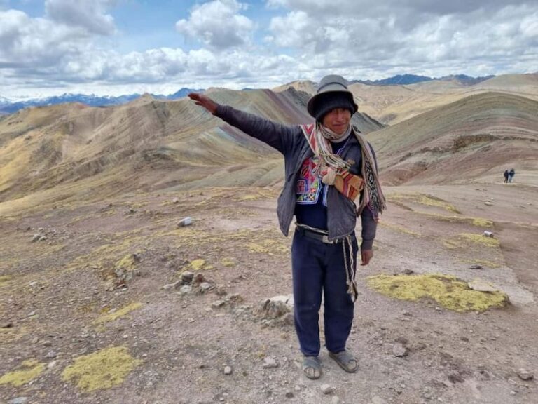 Morador quechua com vestimenta tradicional andina nas montanhas coloridas de Cusco, Peru