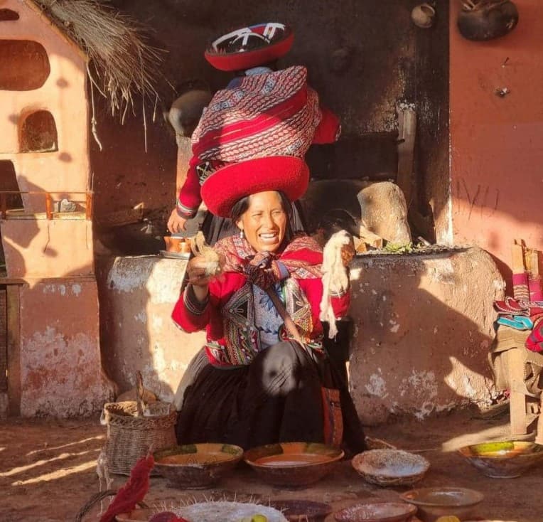 Mulher quechua com traje típico de Cusco mostrando tradições da cultura andina, Peru