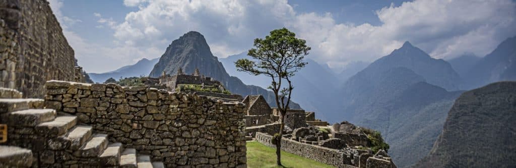 Muros de piedra inca de la ciudadela de Machu Picchu con vista al Huayna Picchu, recorrido de los circuitos