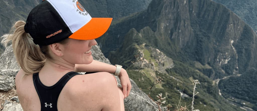 Turista en la cima del Wayna Picchu con vista a la ciudadela de Machu Picchu, uno de los tipos de ingreso