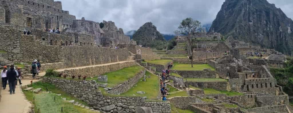 Vista panorámica de la ciudadela de Machu Picchu y sus andenes recorridos por los circuitos de ingreso