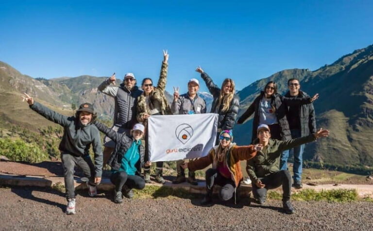 Grupo de viajantes com o Bilhete Turístico de Cusco em um mirante do Vale Sagrado