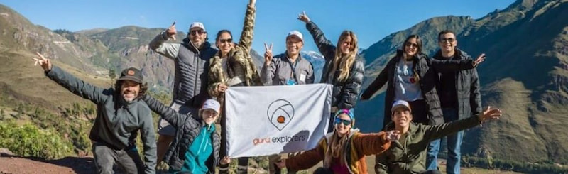 Grupo de viajantes com o Bilhete Turístico de Cusco em um mirante do Vale Sagrado
