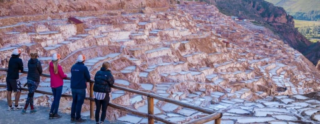 Turistas nas Salineras de Maras, atrativo não incluído no Bilhete Turístico de Cusco