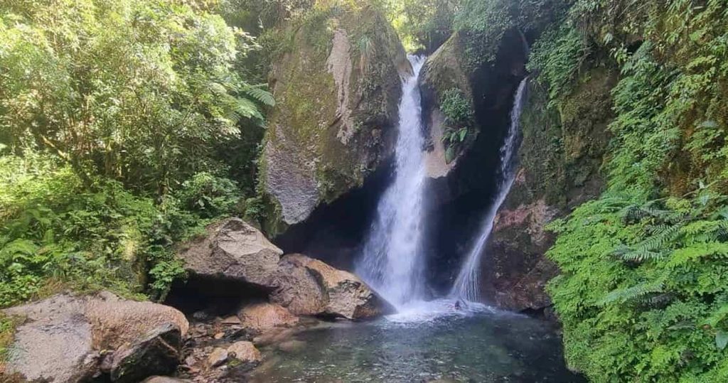 Catarata rodeada de vegetación en los Jardines de Mandor cerca de Aguas Calientes, Machu Picchu