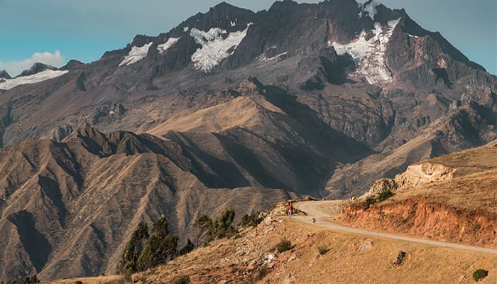 Montanhas nevadas da cordilheira de Urubamba sobre uma estrada sinuosa no Vale Sagrado dos Incas