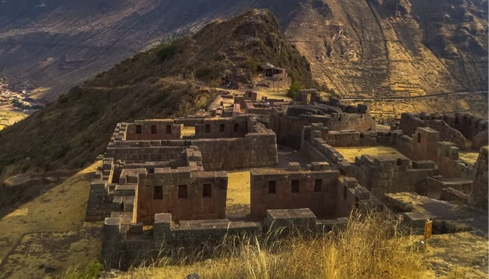 Sitio arqueológico inca de Pisac en la cima del cerro sobre el Valle Sagrado