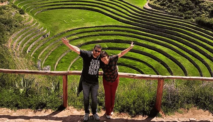 Pareja en las terrazas circulares incas de Moray en el Valle Sagrado
