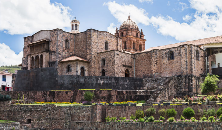 Templo de Qorikancha en Cusco con cielo con nubes