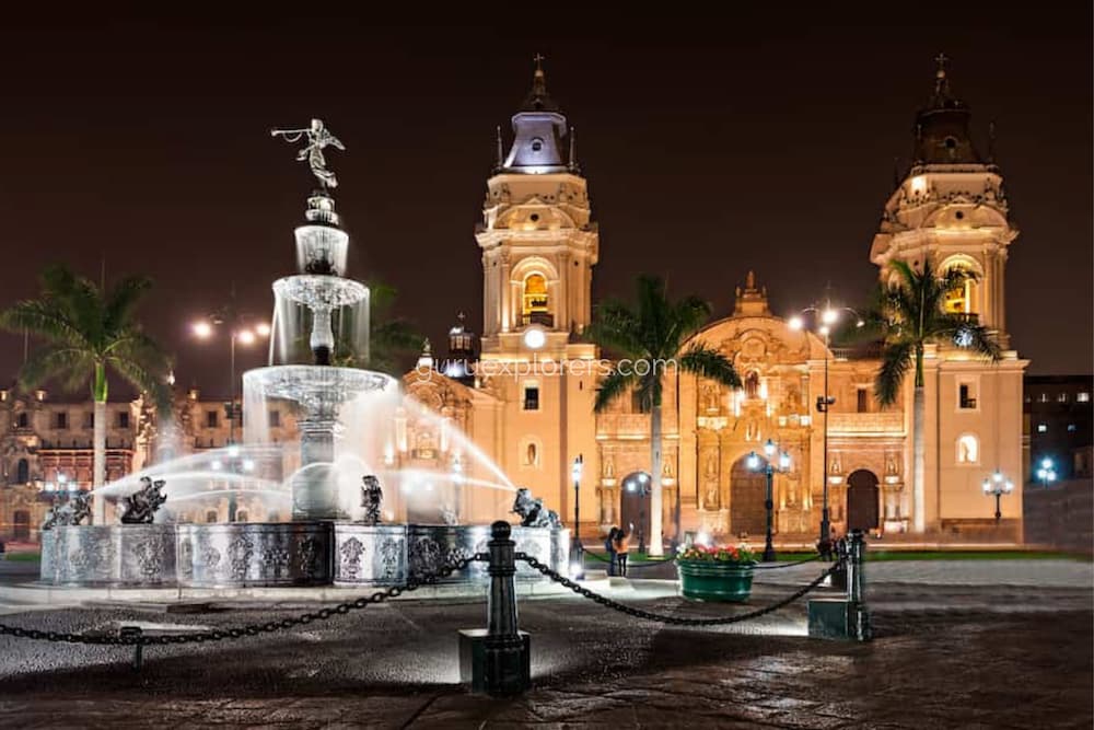 plaza mayor de barranco de noche