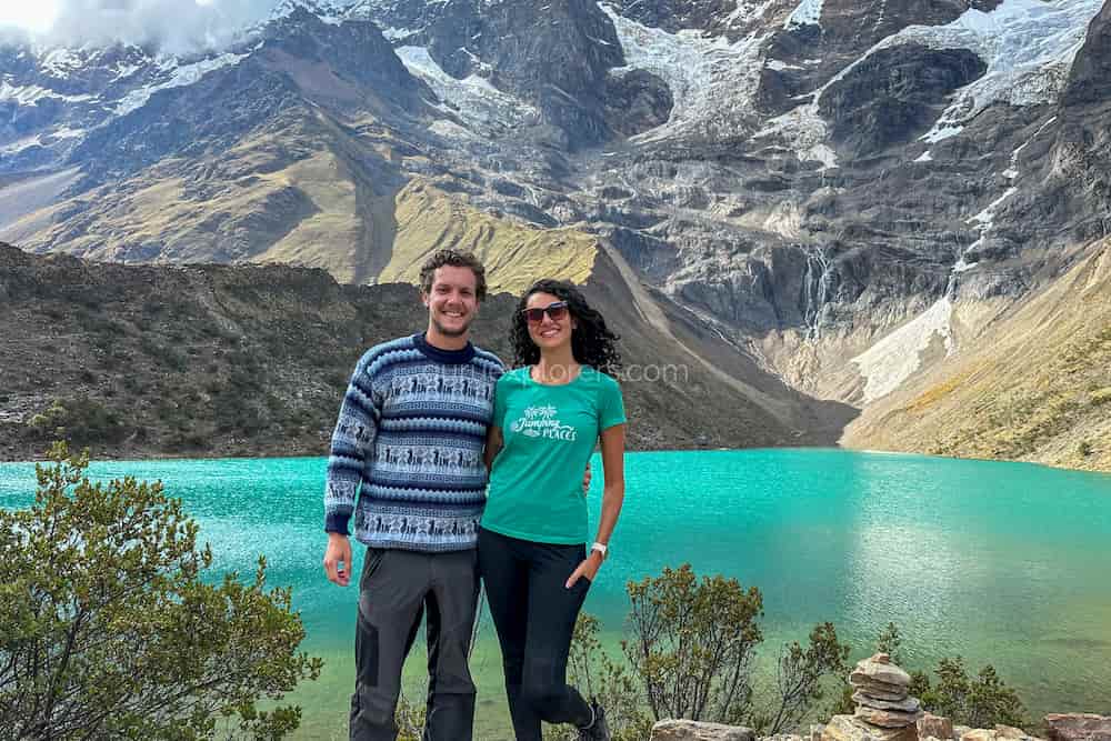hombre y mujer en la laguna humantay