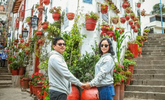 una pareja en la calle siete borreguitos cusco