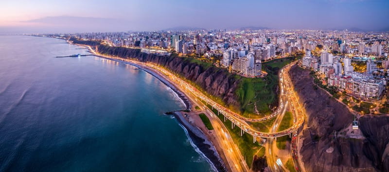 Malecón de Miraflores en Lima al atardecer, con vista a la Costa Verde