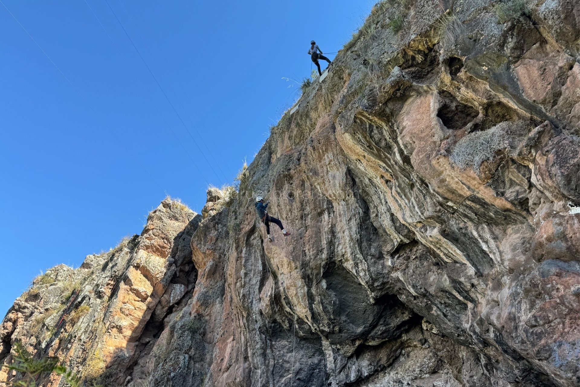 dos personas haciendo rappel en cuscp