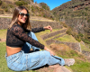 Diana Ayala explorando Machu Picchu, Perú, tour con Guru Explorers. Descubre la maravilla inca.
