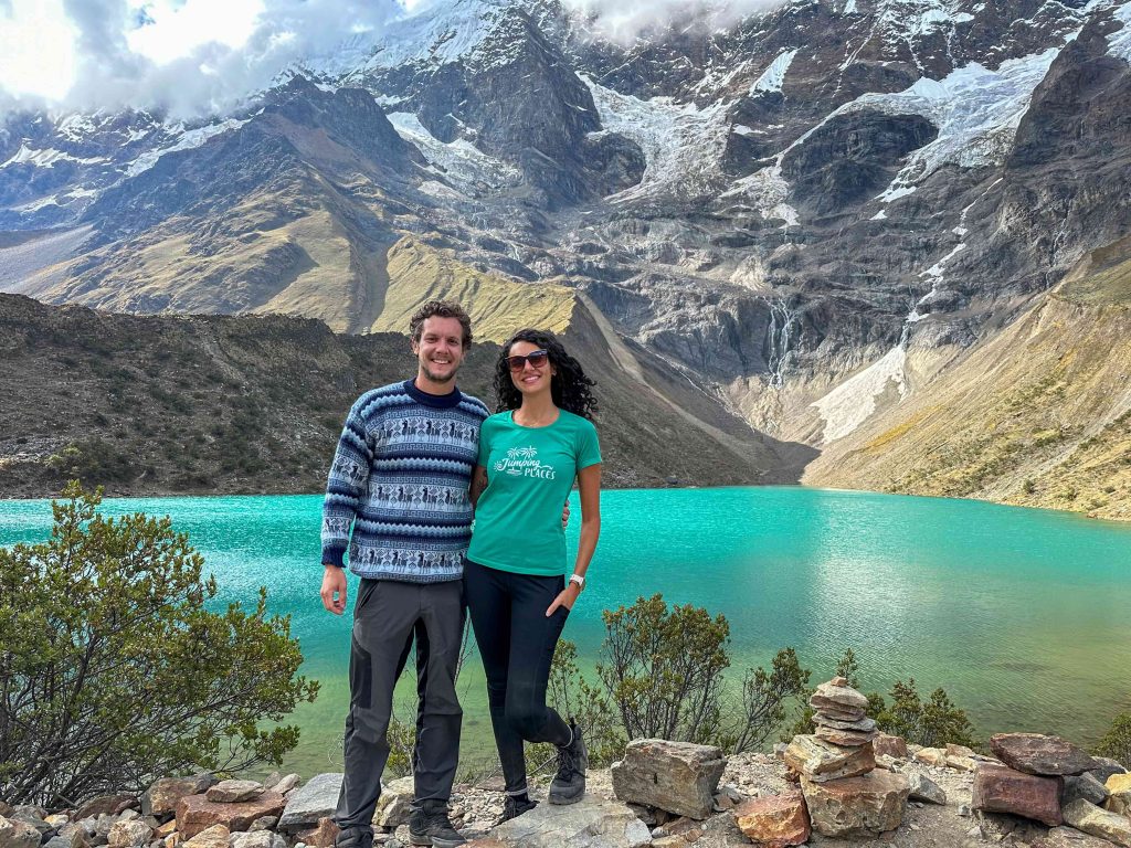 Laguna Humantay azul turquesa, tour de senderismo en Cusco con Guru Explorers