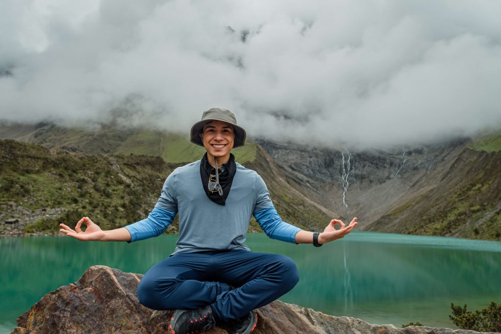 Laguna Humantay turquesa, caminata exigente en tours de Perú con Guru Explorers