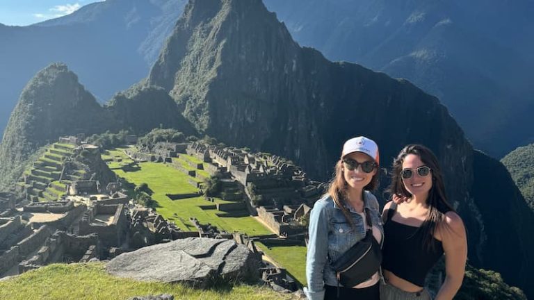 Selva amazónica verde exuberante, Perú: mejor época para tours en Amazonas