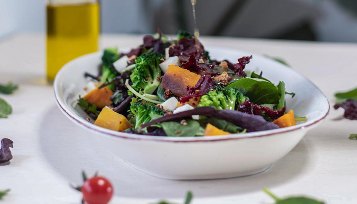 Plato saludable en restaurante de Cusco, ideal para tours de comida en Perú con Guru Explorers