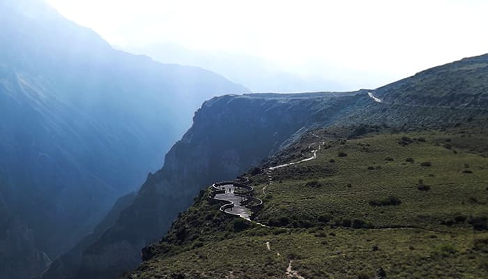 Vista del ca&ntilde;&oacute;n del colca con c&oacute;ndores