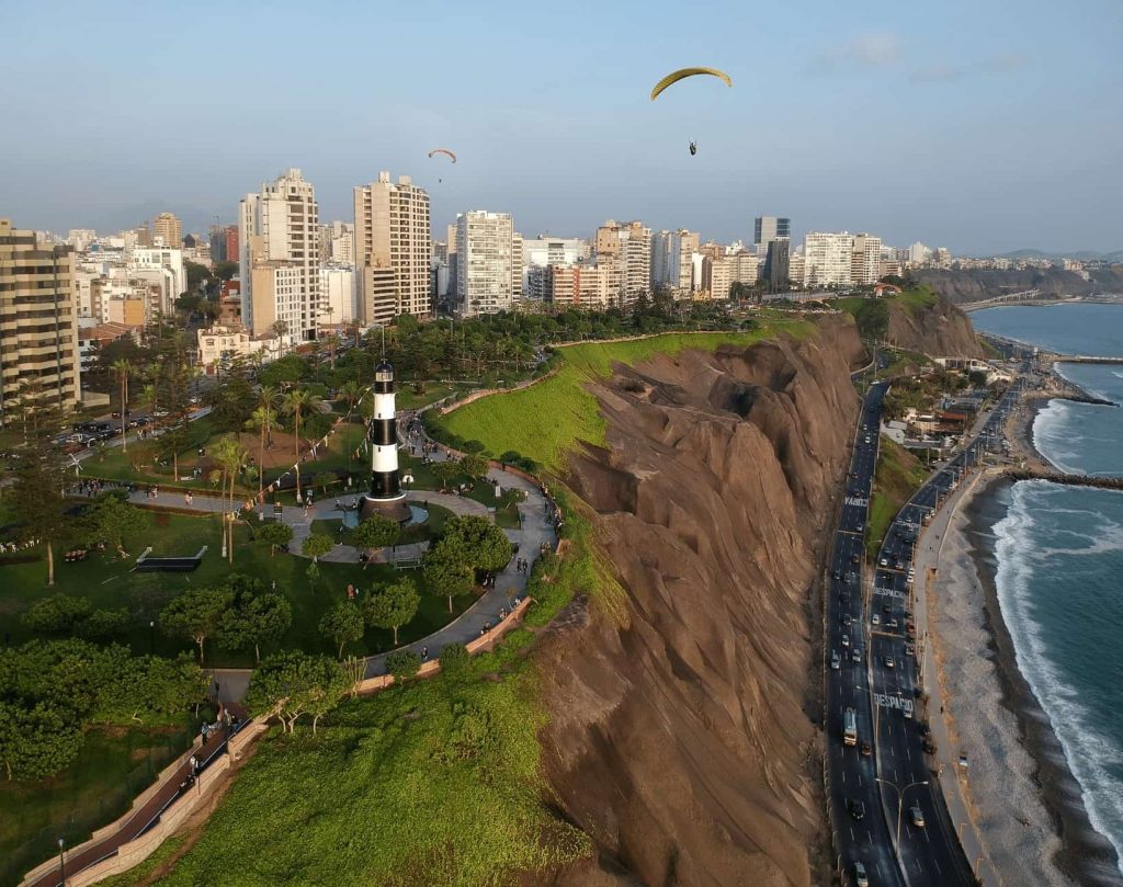 Duna de Huacachina en tour a Lima y Paracas con Guru Explorers
