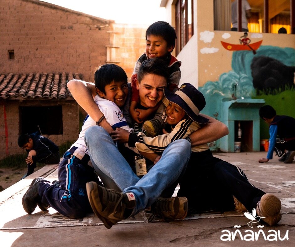 Niños de Cusco sonríen en actividad de ONG Añañau, apoyo a familias en tour Perú