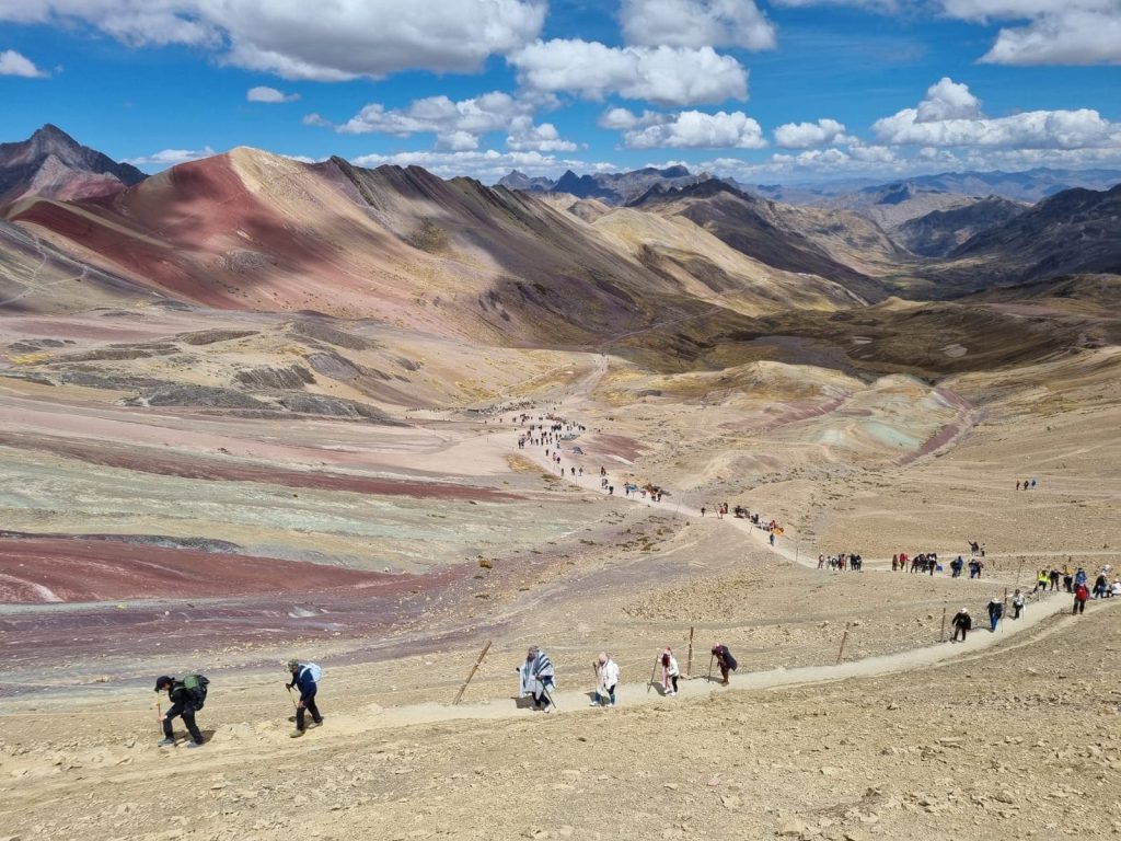 Caminata Montaña 7 Colores, Vinicunca, Perú. Aventura y vistas impresionantes con Guru Explorers.