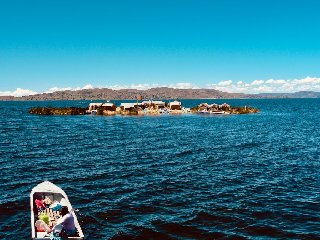 Vista del lago Titicaca en Puno, Perú, durante tour con Guru Explorers. Turismo en los Andes.