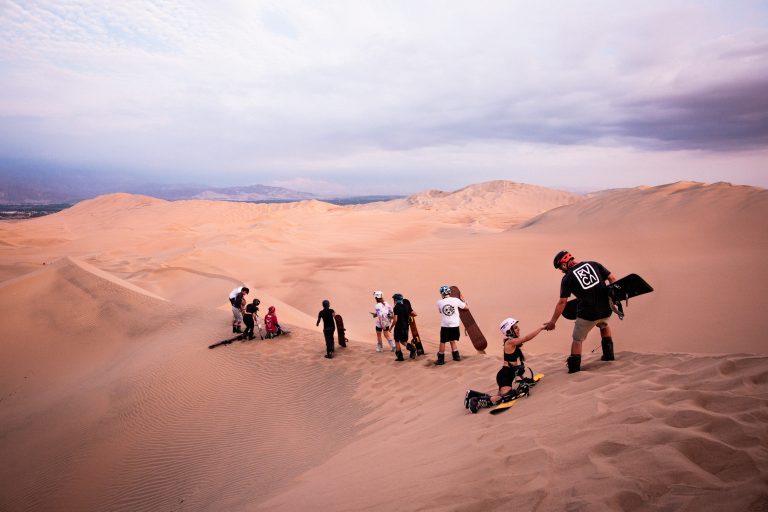 Sandboarding en las dunas de Huacachina, aventura en Ica Perú con Guru Explorers.