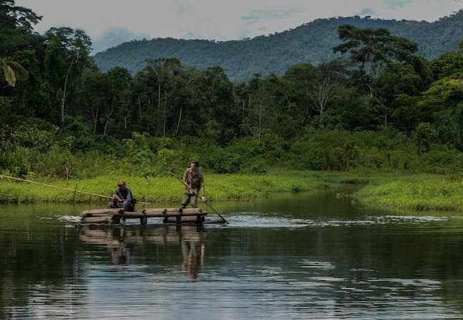 embarcacion en la laguna en el tour al manu