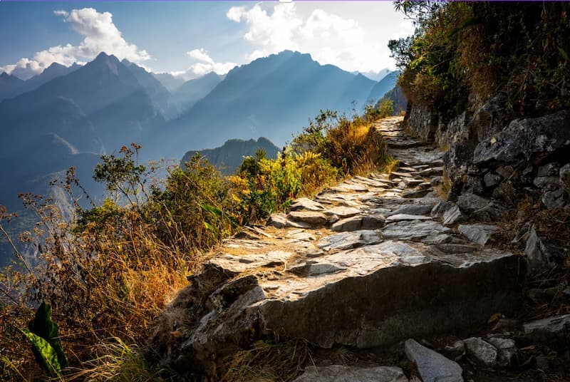 Trilha de pedra do trekking a Machu Picchu, rota de aventura a partir de Cusco