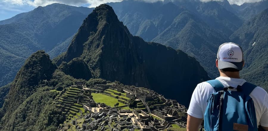 Viajero contemplando la ciudadela de Machu Picchu tras llegar desde Cusco