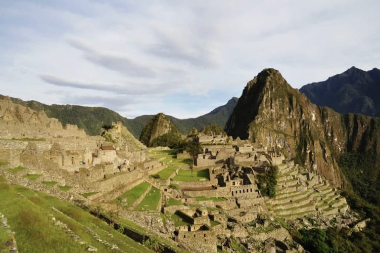 Ciudadela de Machu Picchu con sus andenes y el Huayna Picchu al amanecer