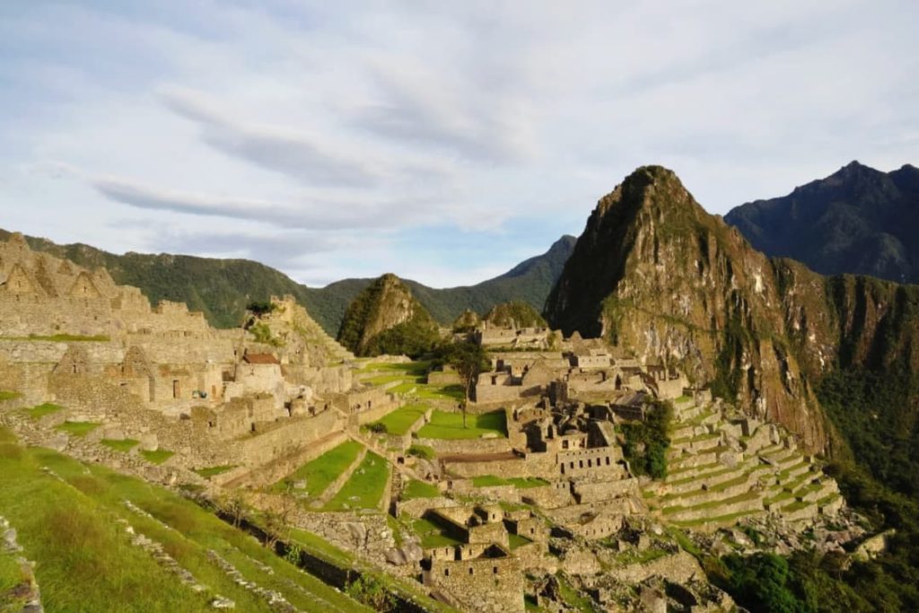 Cidadela de Machu Picchu com seus terraços e o Huayna Picchu ao amanhecer
