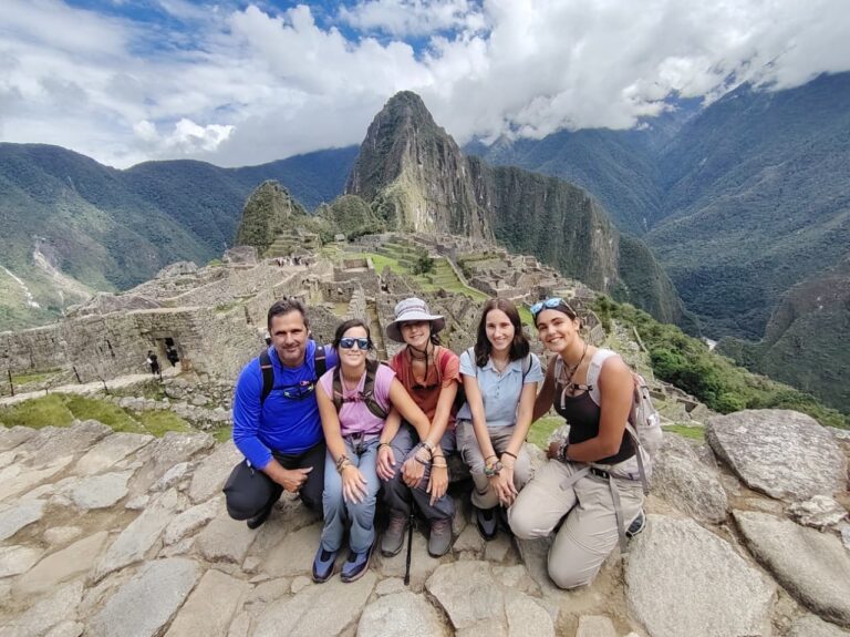 Amigos disfrutando vista panorámica de la ciudadela inca en el circuito 2 de Machu Picchu