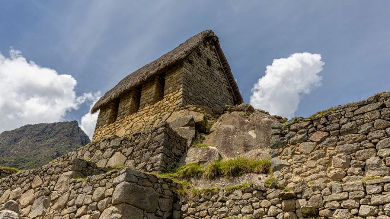 Casa do Guardiao no sitio arqueologico de Machu Picchu dentro do circuito 2 | Guru Explorers