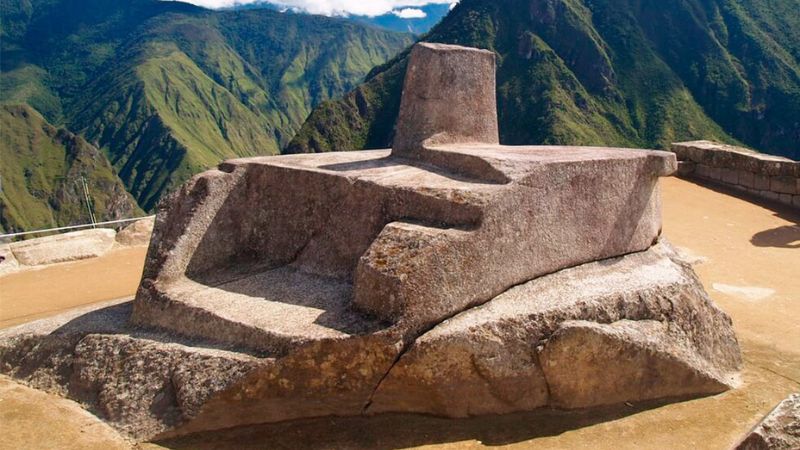 Piedra Intihuatana reloj solar inca en el Circuito 2 de Machu Picchu Perú