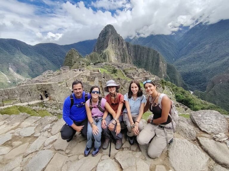 Grupo de amigos apreciando a vista panorâmica da cidadela inca no Circuito 2 de Machu Picchu