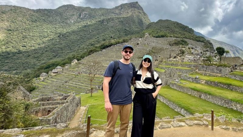Turistas na zona agrícola do Circuito 3 de Machu Picchu durante o tour a partir de Cusco
