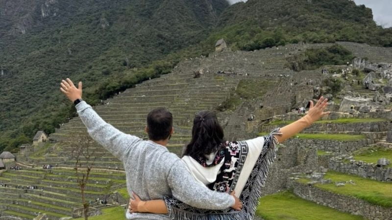Viajantes contemplando Machu Picchu durante o Circuito 3 a partir de Cusco