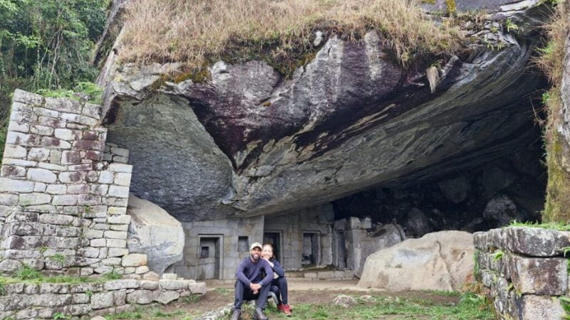 Viajeros en el Templo de la Luna o Gran Caverna del circuito 3 Machu Picchu