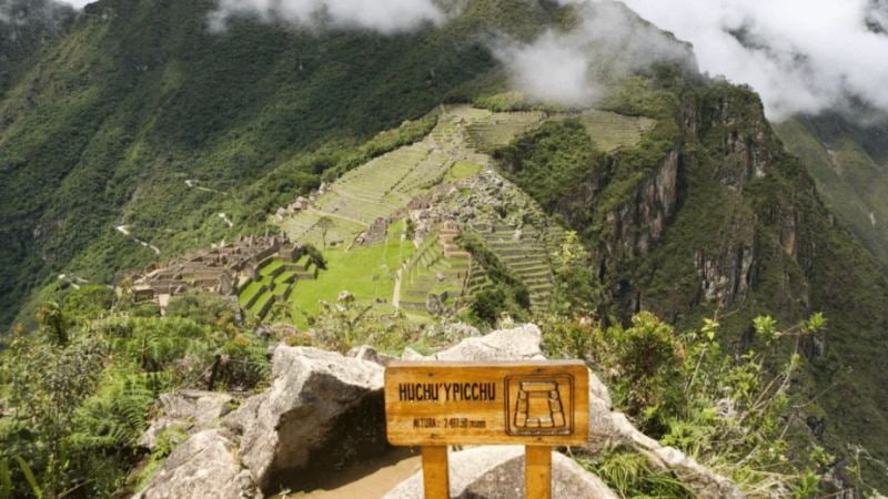 Vista panorámica de Machu Picchu desde la cima de Huchuy Picchu en el circuito 3