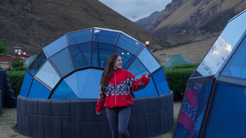 viajera en los domos de salkantay