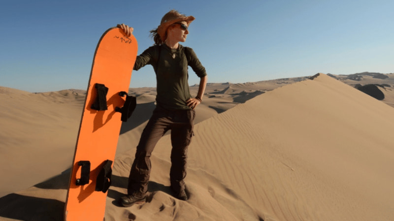 turista por hacer sandboarding en las dunas de huacachina