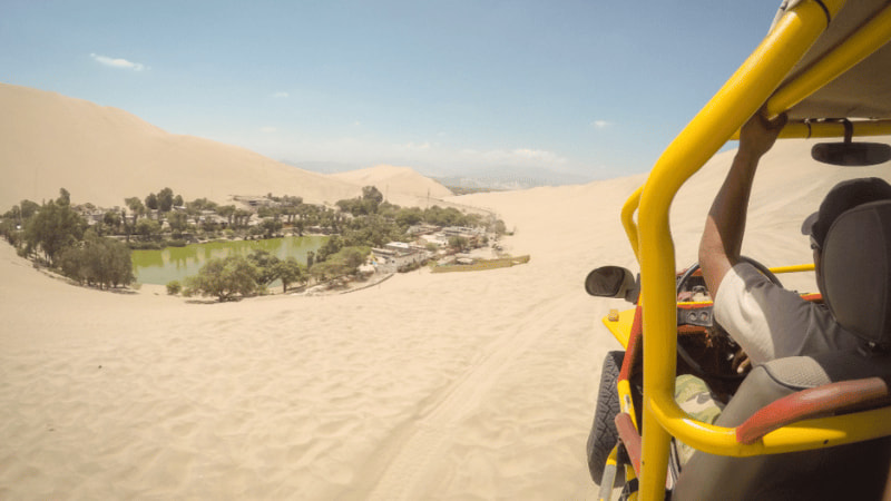 turistas en plena aventura en buggy en la huacachina