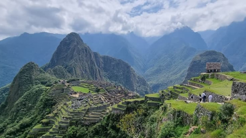 Vista panorâmica das ruínas de Machu Picchu com a montanha Huayna Picchu ao fundo