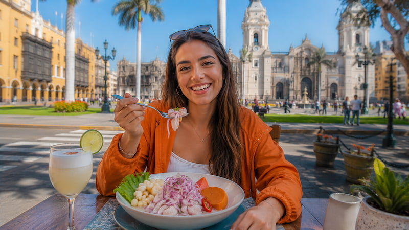 Viajera sola disfrutando un ceviche frente a la Plaza de Armas de Lima, Perú